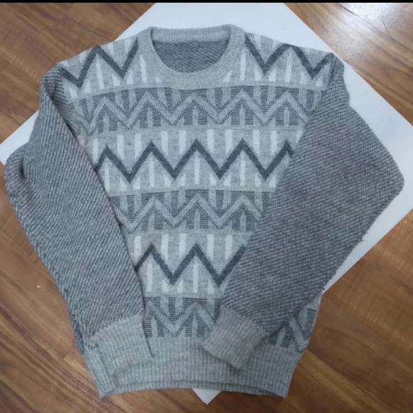 Gray white geometric Fair Isle pattern sweater - Picture 6 of 6